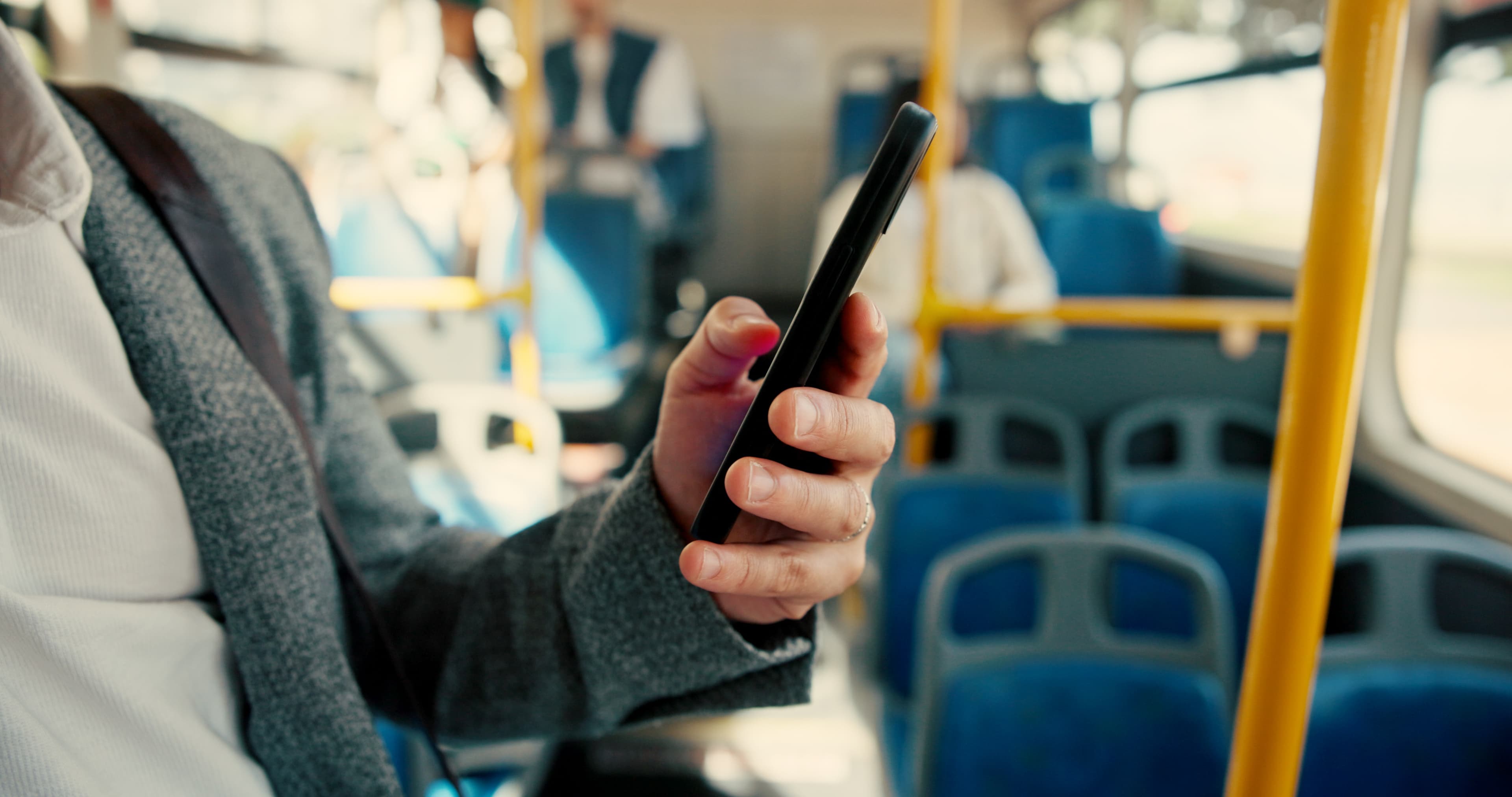 persona usando el movil